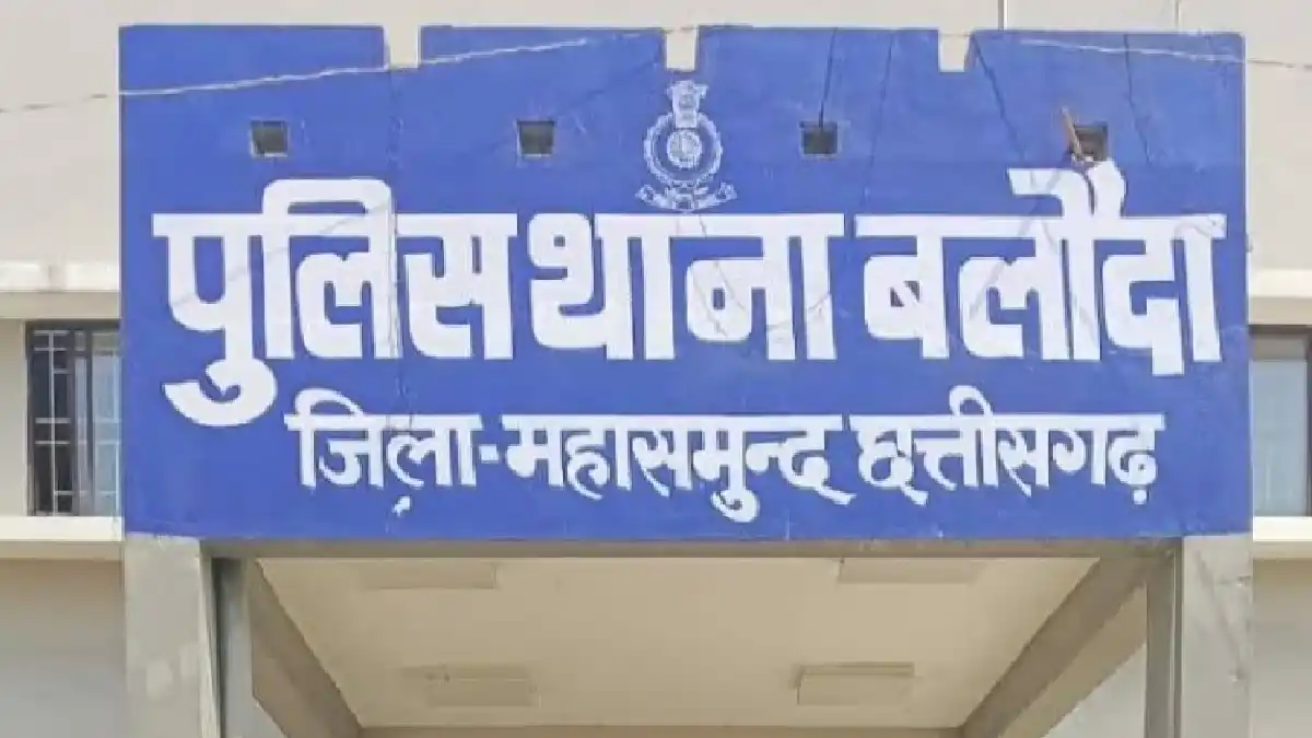 बलौदा : हाथ में हथियार लहराते हुए आने जाने वाले लोगों को धमक... - CG Sandesh