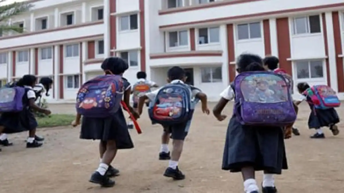 बसना : भीषण गर्मी के बीच स्कूल खुलने पर उठे सवाल, अभिभावकों ने 1 जुलाई से नियमित कक्षाएं शुरू करने की उठाई मांग