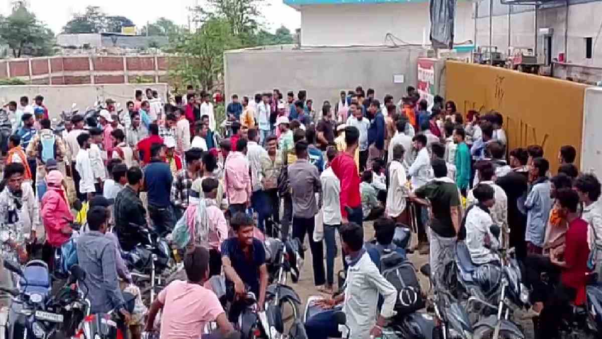 महासमुंद: पीकाडली कंपनी के बाहर स्थानीय मजदूरों का प्रदर्शन,... - CG Sandesh