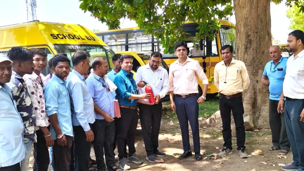 महासमुंद : दो स्कूल बसों पर चालानी कार्रवाई, 6 हजार रुपए शमन... - CG Sandesh