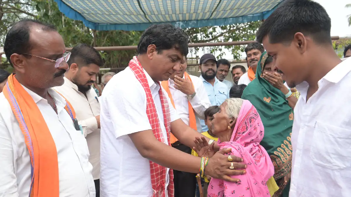 महासमुंद : ग्राम लभराकला में जन चौपाल लगाकर विधायक ने सुनी स... - CG Sandesh