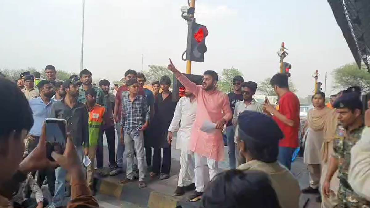 भोजपुरी टोल प्लाजा पर NSUI का प्रदर्शन, स्थानीय वाहनों को टो... - CG Sandesh