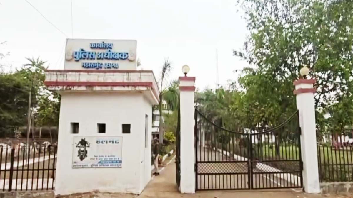 चालान की कॉपी देने के नाम पर पैसे लेते आरक्षक का वीडियो वायर... - CG Sandesh