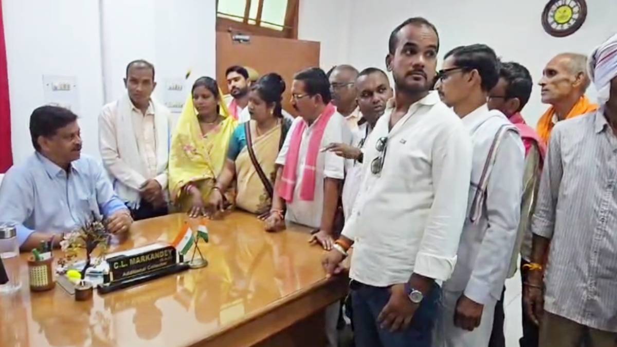 खाद-बीज संकट से जूझ रहे किसानों ने सीएम के नाम सौंपा 10 सूत्... - CG Sandesh