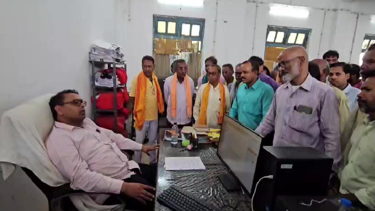 राशन दुकान संचालक की मनमानी से वार्डवासी नाराज, संचालन बदलने... - CG Sandesh