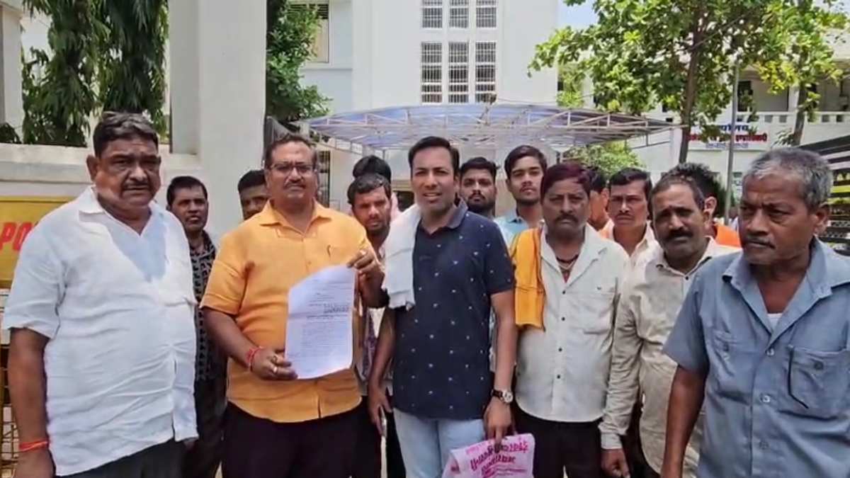 कोटवार पर शासकीय भूमि हड़पने का आरोप, ग्रामीणों ने कलेक्टर क... - CG Sandesh