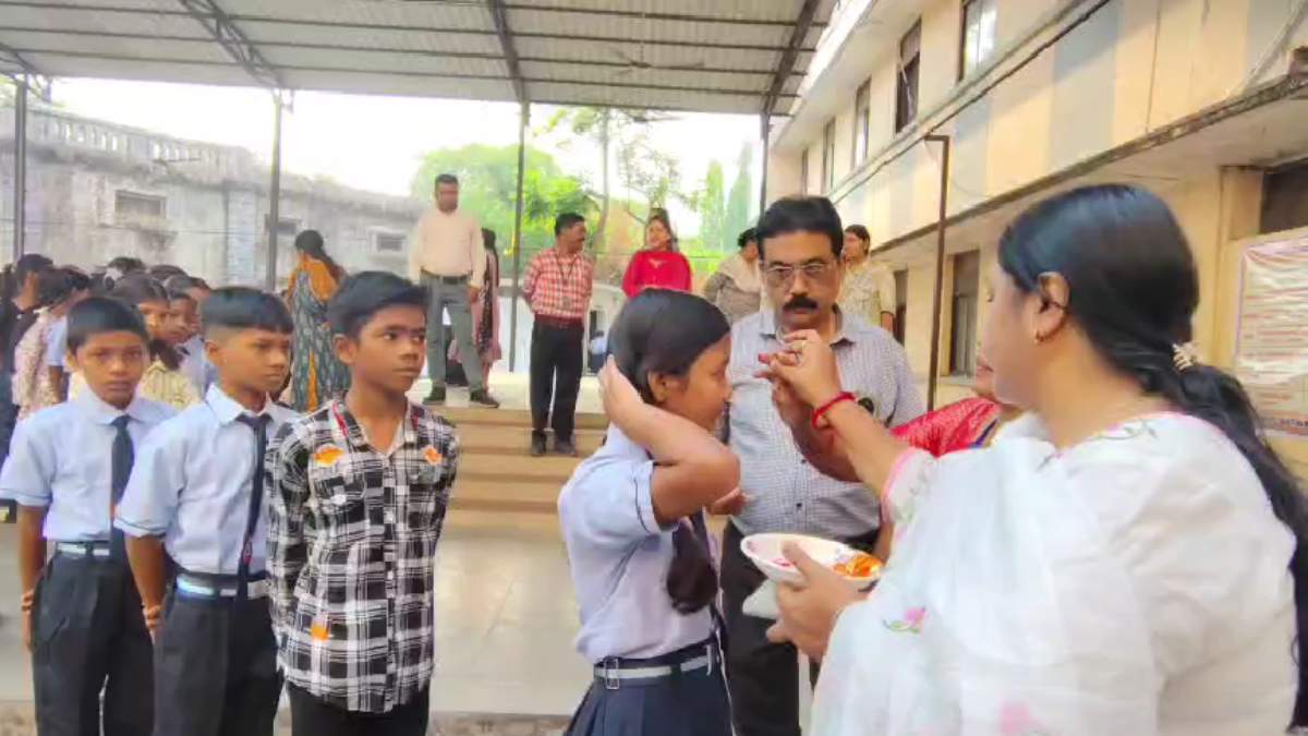 तिलक और पुष्प भेंट के साथ नवप्रवेशी छात्रों का स्वागत, उत्सा... - CG Sandesh