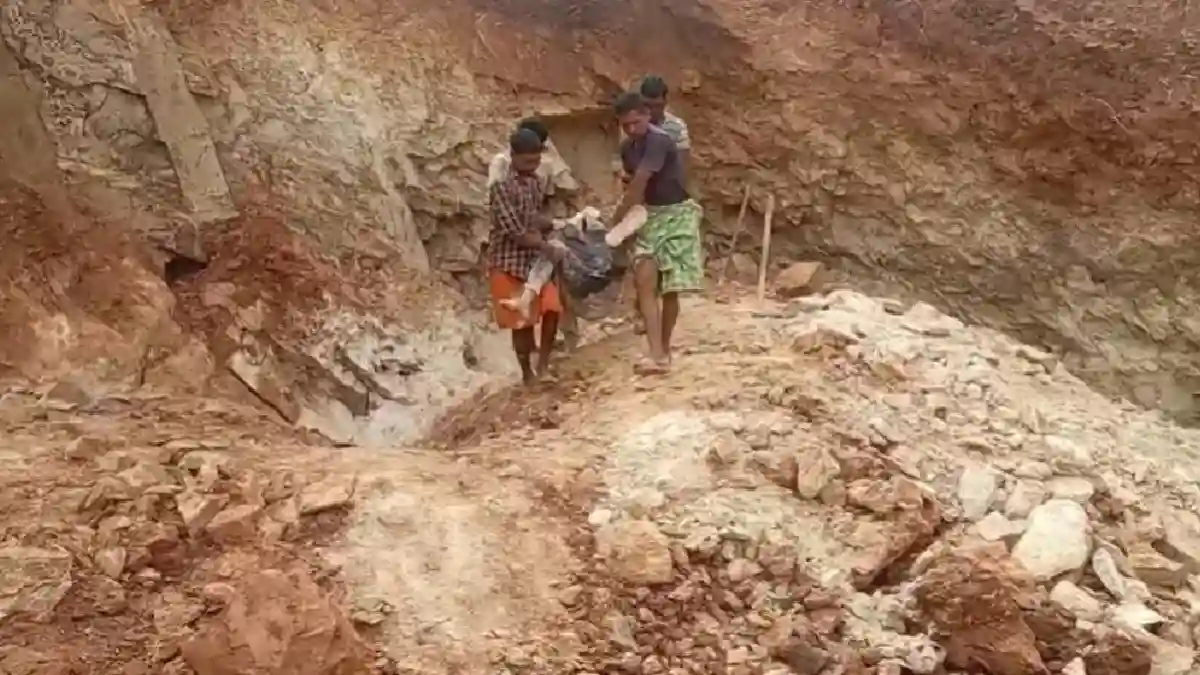 CG : खदान में चट्टान धंसने से 2 मजदूरों की मौत - CG Sandesh