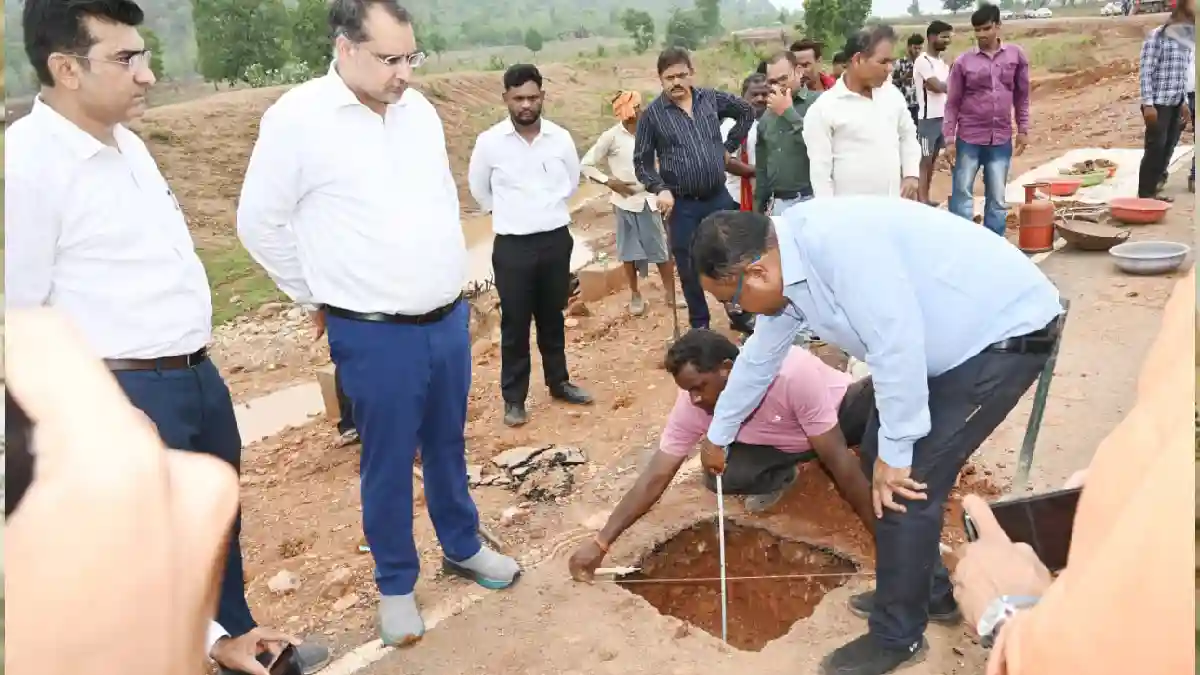 CG : सड़क धंसने की शिकायत के बाद सहायक अभियंता और उप अभियंता ... - CG Sandesh