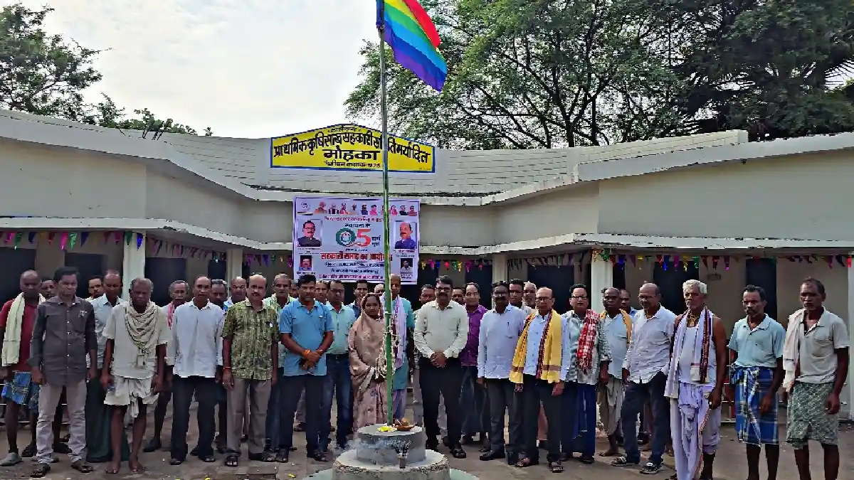 सहकारिता सप्ताह का शुभारंभ, बसना क्षेत्र की समितियों में हुआ ध्वजारोहण