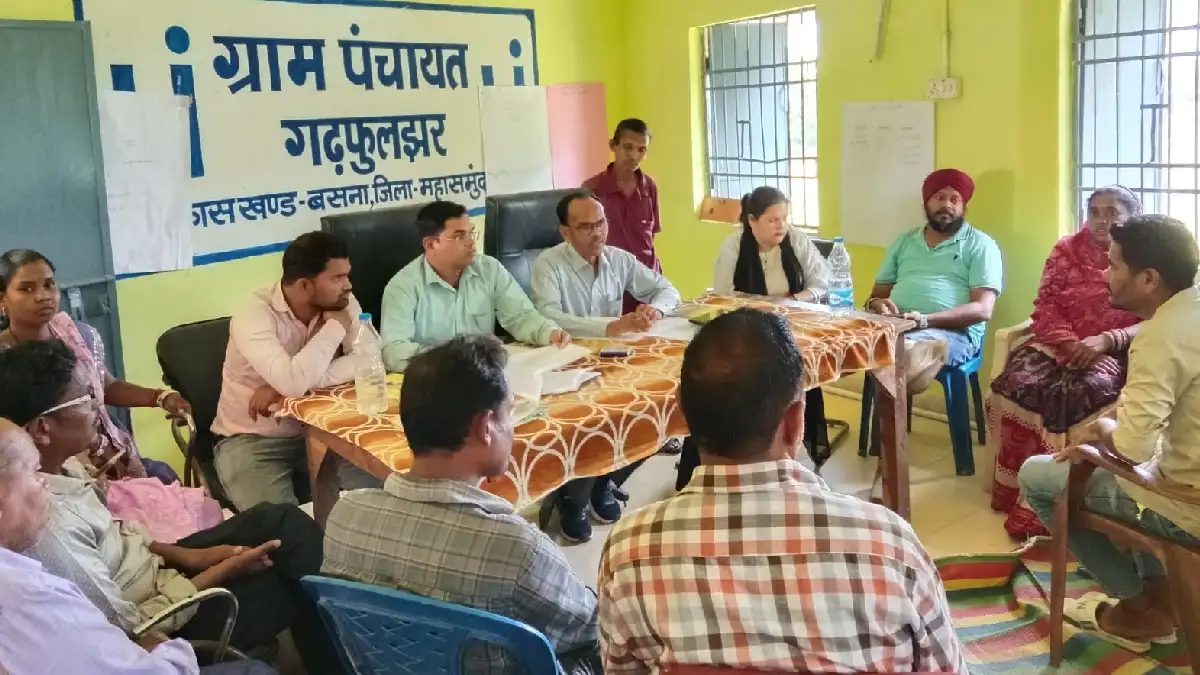 बसना : आवास के नाम पर पैसे मांगने का आरोप, जाँच में पहुंचे अ... - CG Sandesh
