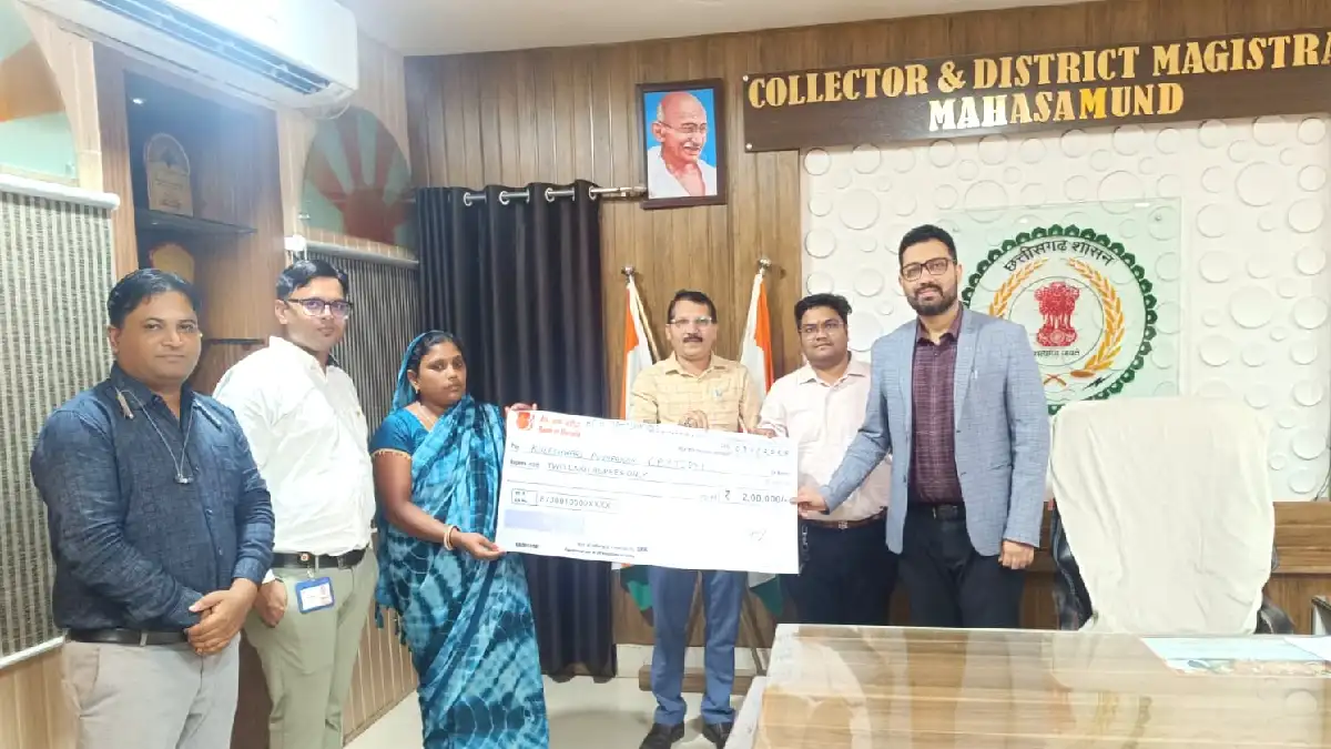 महासमुंद : कलेक्टर लंगेह ने कुलेश्वरी पुष्कर को 2 लाख रुपए क... - CG Sandesh