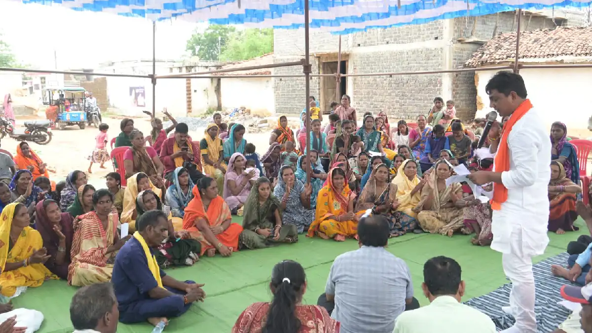 महासमुंद : विधायक योगेश्वर राजू सिन्हा ने ग्राम परसदा में लग... - CG Sandesh