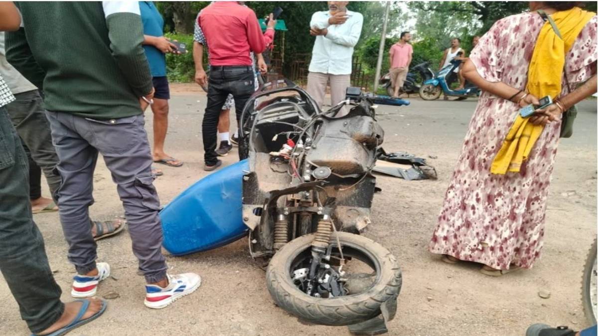 CG : तेज रफ्तार ट्रेलर की चपेट में आया स्कूटी सवार परिवार, प... - CG Sandesh