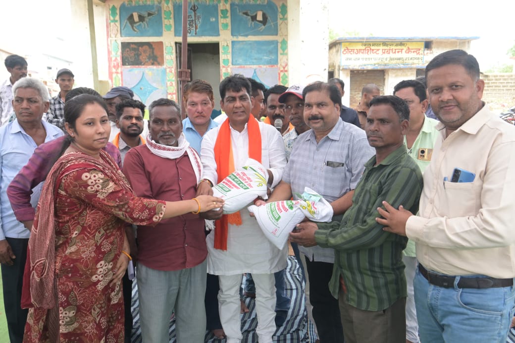 महासमुंद : जन चौपाल में विधायक सिन्हा ने किसानों को उड़द बीज... - CG Sandesh