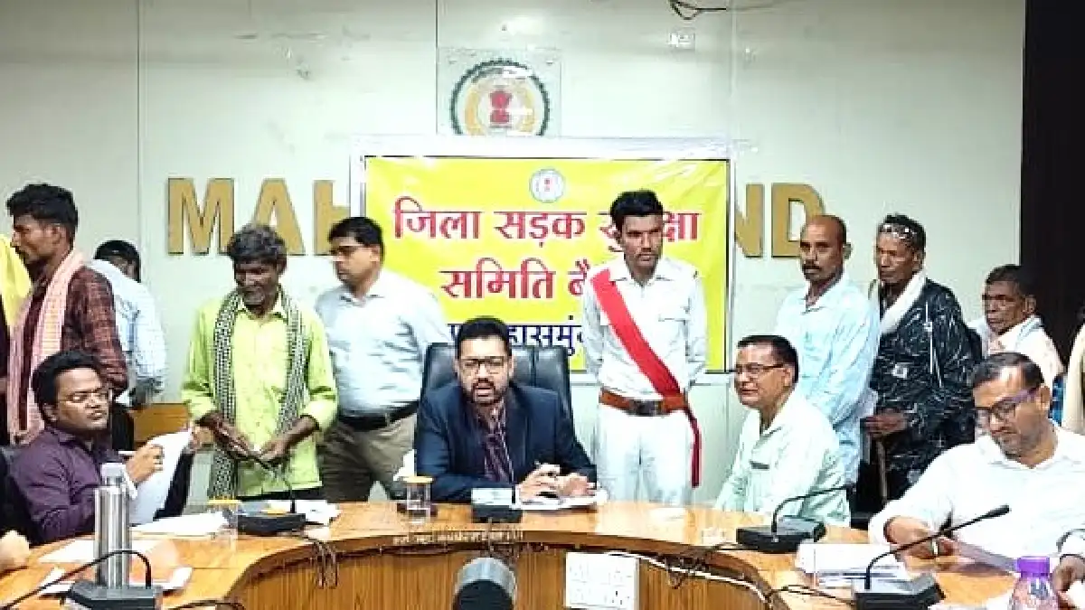 महासमुंद : जनदर्शन में कलेक्टर लंगेह ने सुनी आमजनों की समस्य... - CG Sandesh