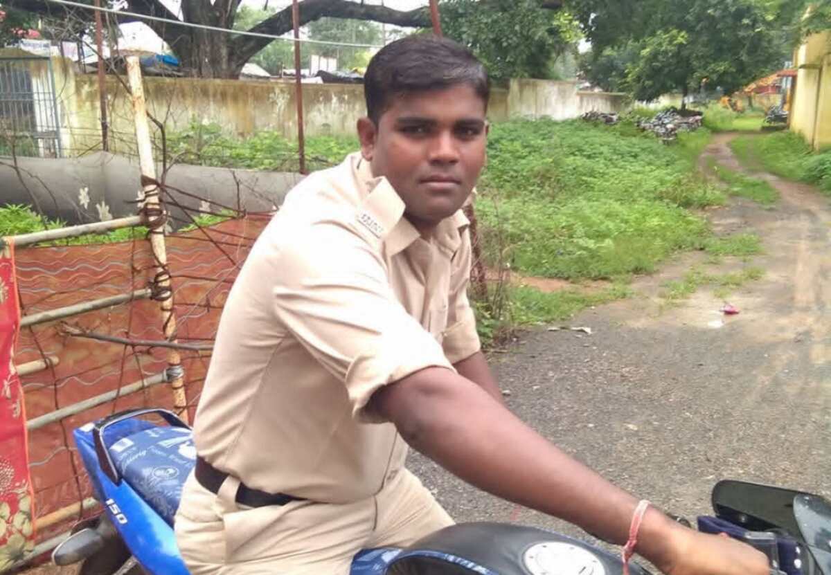 CG : आरक्षक ने फांसी लगाकर की आत्महत्या, पुलिस अधिकारियों में मचा हड़कंप 