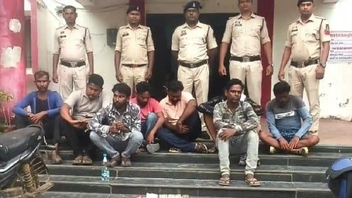 बसना : 8 जुआरी रंगे हाथों गिरफ्तार - CG Sandesh