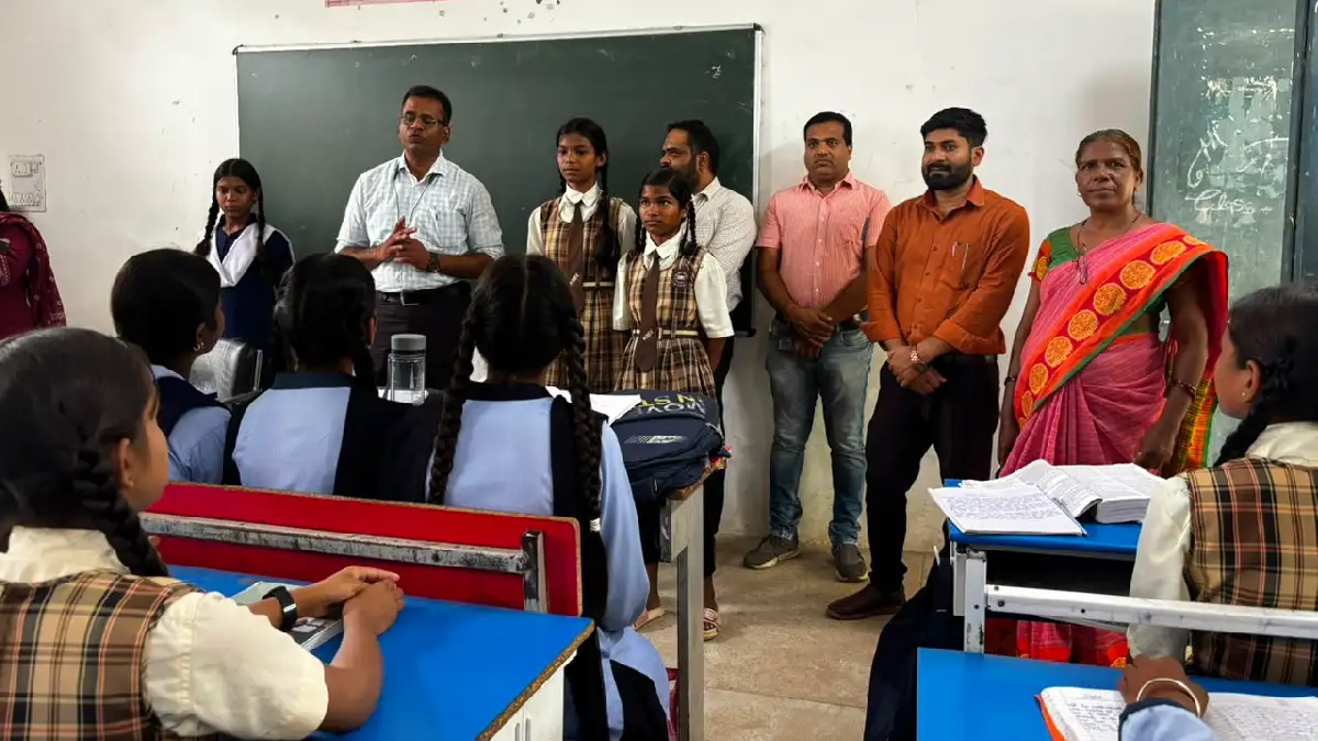 महासमुंद : 14 से 15 वर्ष आयु की बेटियों का समय पर टीकाकरण कर... - CG Sandesh