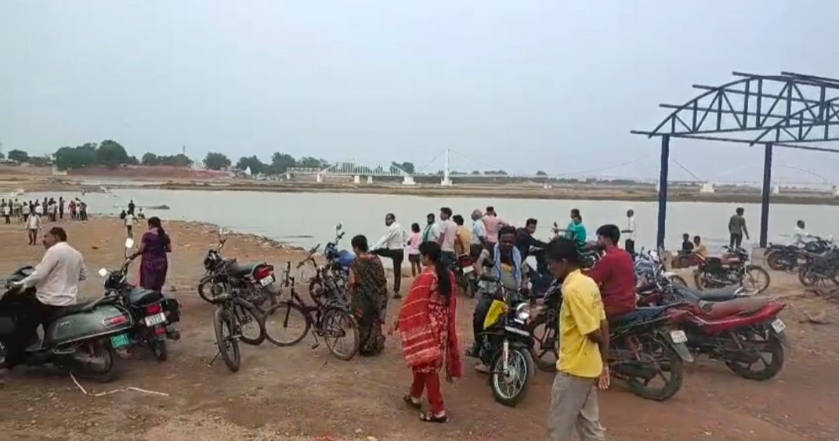 CG : महानदी में नहा रहे दंपति तेज बहाव में बहे, पत्नी सुरक्ष... - CG Sandesh