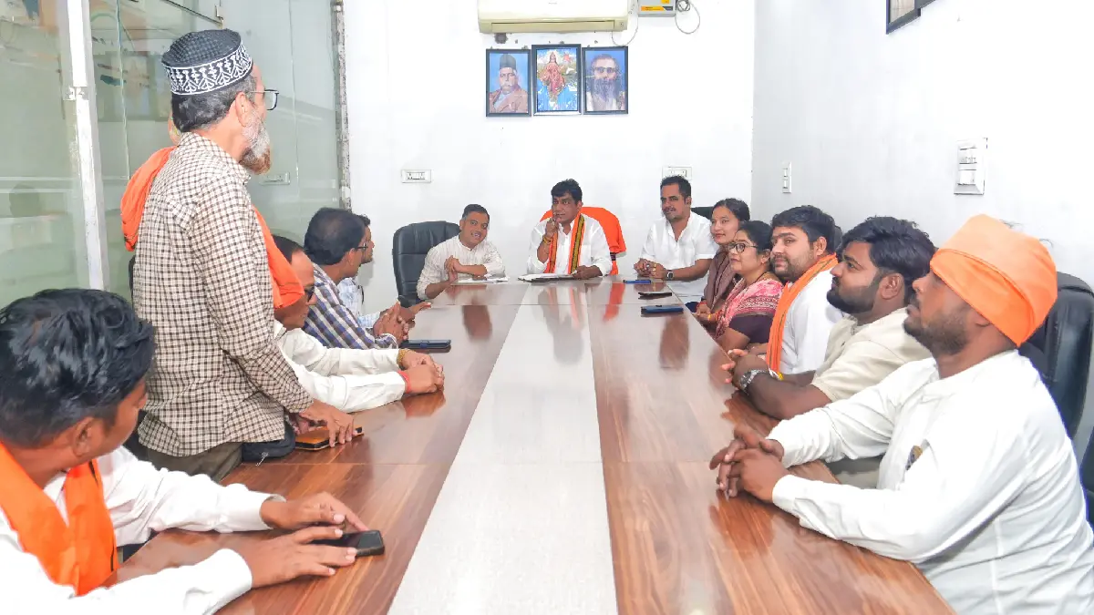 महासमुंद : विधायक योगेश्वर राजू सिन्हा ने ली विभिन्न मोर्चों... - CG Sandesh