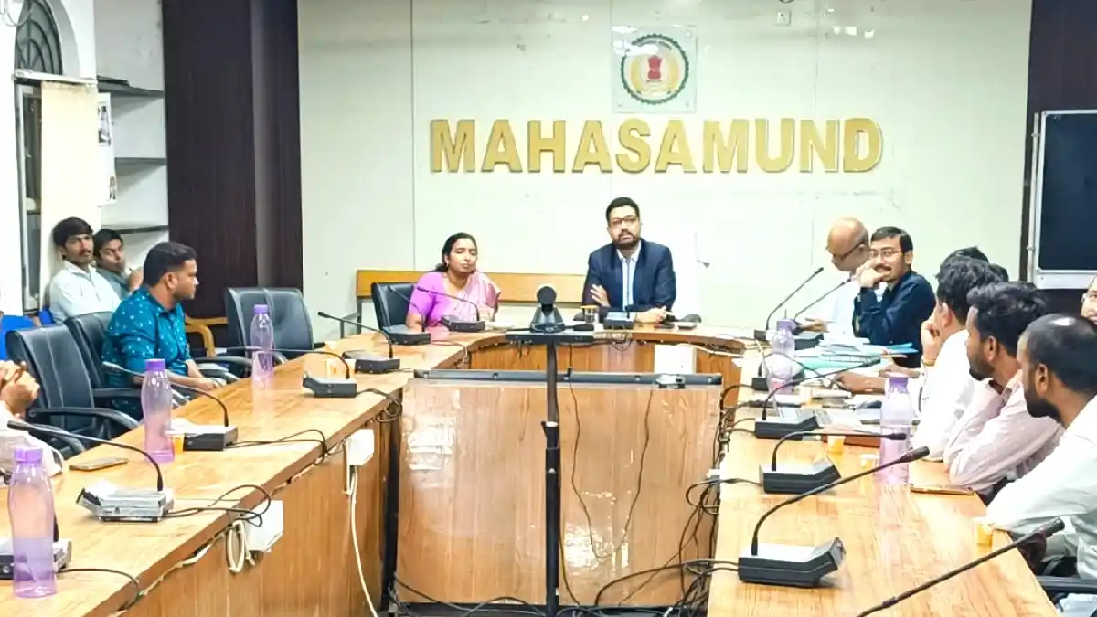 महासमुंद : ठेकेदारों को समय-सीमा के भीतर गुणवत्तापूर्ण निर्म... - CG Sandesh