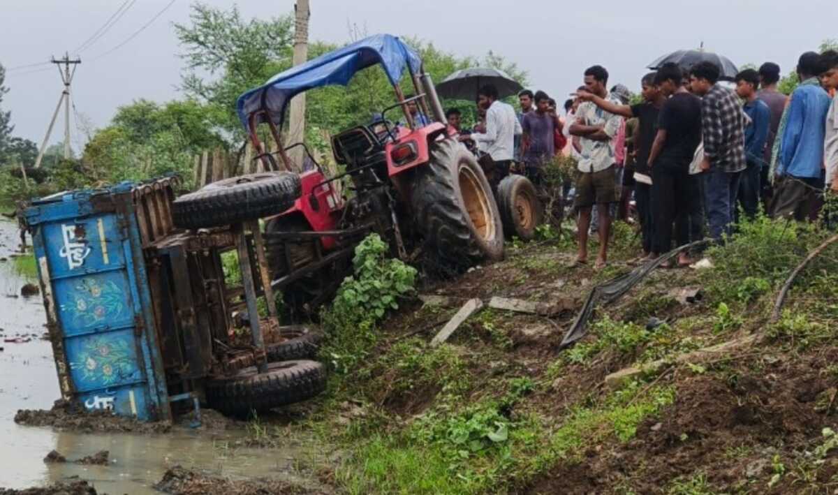 CG : रोपा लगवाने जा रहे मजदूरों से भरा तेज रफ्तार ट्रैक्टर प... - CG Sandesh
