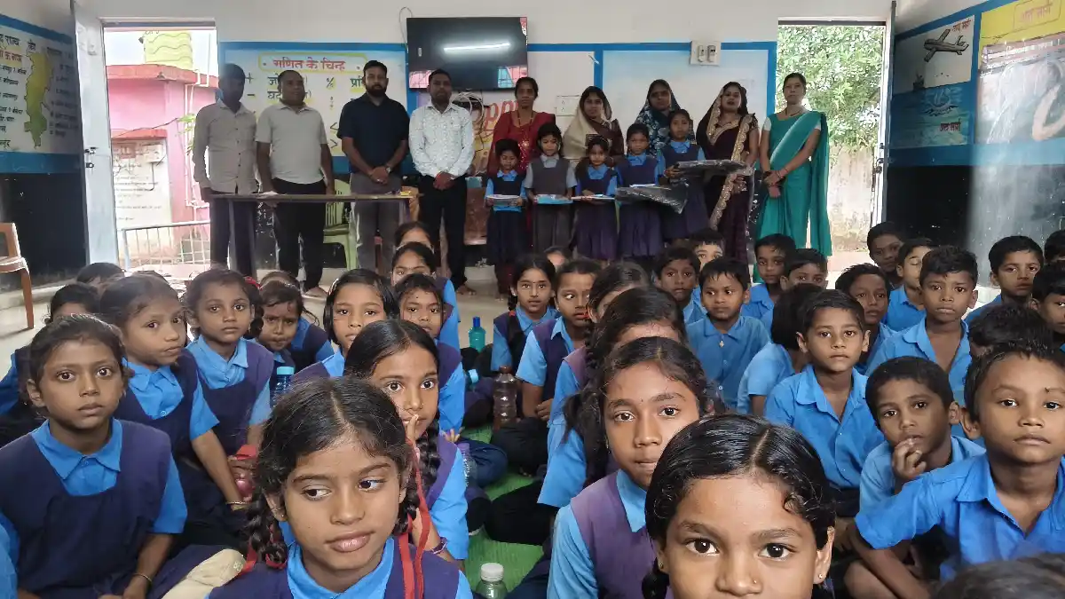 महासमुंद : शाला त्यागी बालिकाओं को बैग, कॉपी एवं पेन का वितर... - CG Sandesh