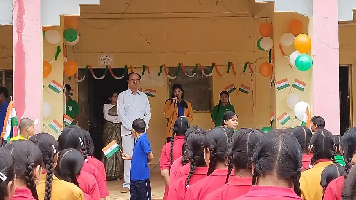 महार्षि विद्या मंदिर, मचेवा, महासमुंद में राष्ट्रीय ध्वज अंग... - CG Sandesh