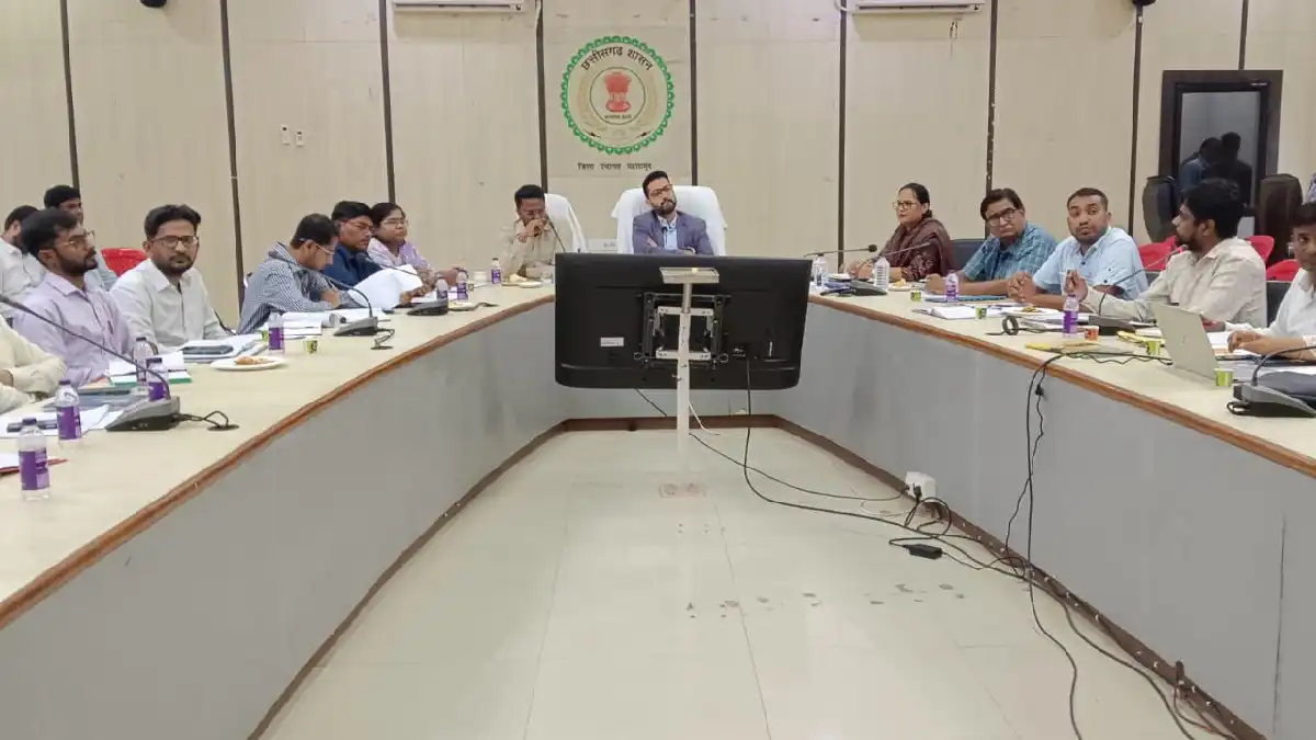 महासमुंद : जिले में दुग्ध उत्पादन बढ़ाने कलेक्टर ने ली पशुधन... - CG Sandesh