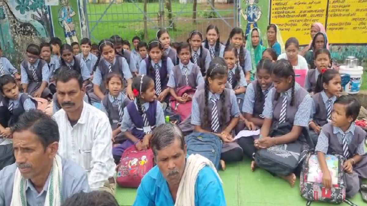 बालोद : शिक्षकों की कमी पर फूटा ग्रामीणों का गुस्सा, मिडिल स... - CG Sandesh