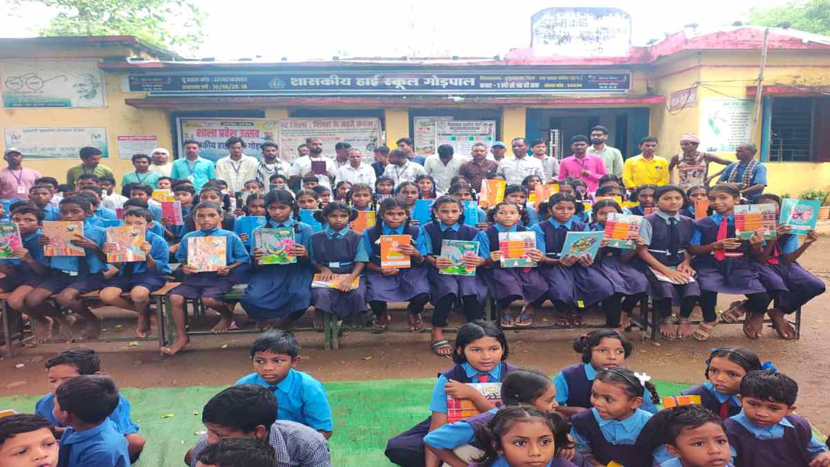 कांकेर : परलकोट जनकल्याण संस्था की सराहनीय पहल: स्कूली बच्चो... - CG Sandesh