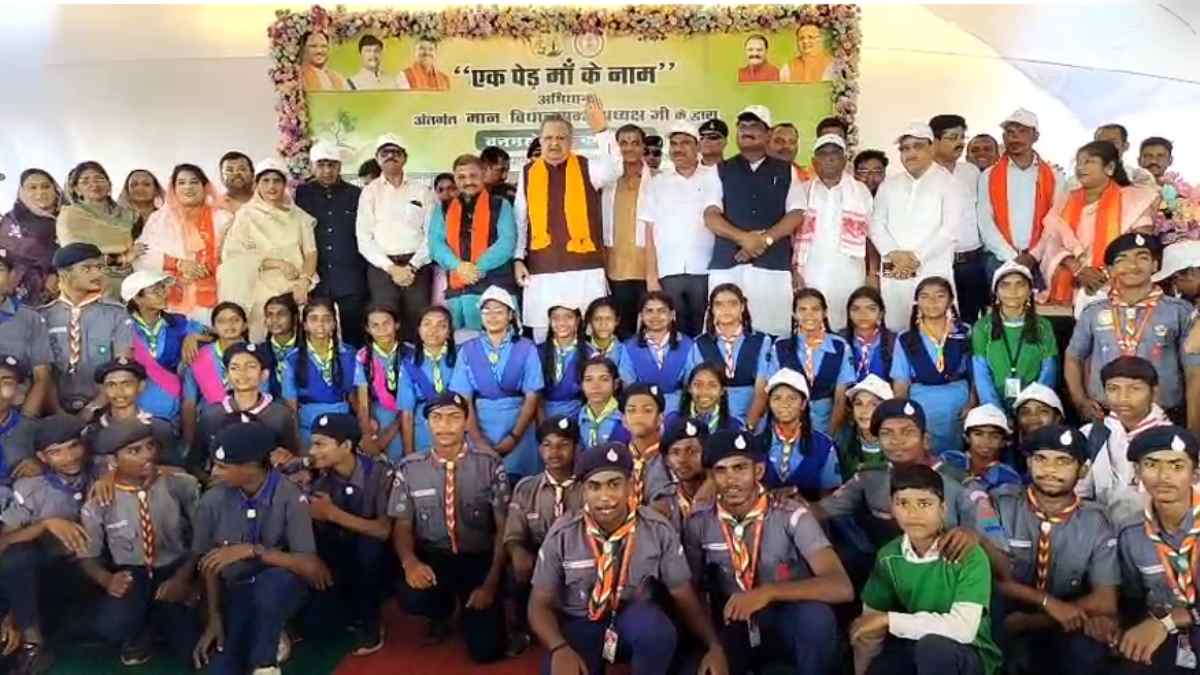 'एक पेड़ मां के नाम' अभियान में शामिल हुए विधानसभा अध्यक्ष ड... - CG Sandesh