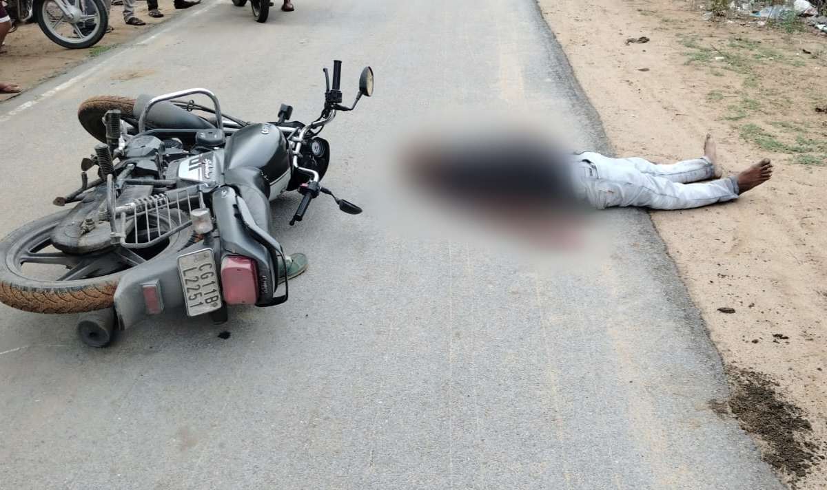 CG : तेज रफ्तार बाइक ने सड़क पर खड़े युवक को मारी ऐसी टक्कर, ... - CG Sandesh