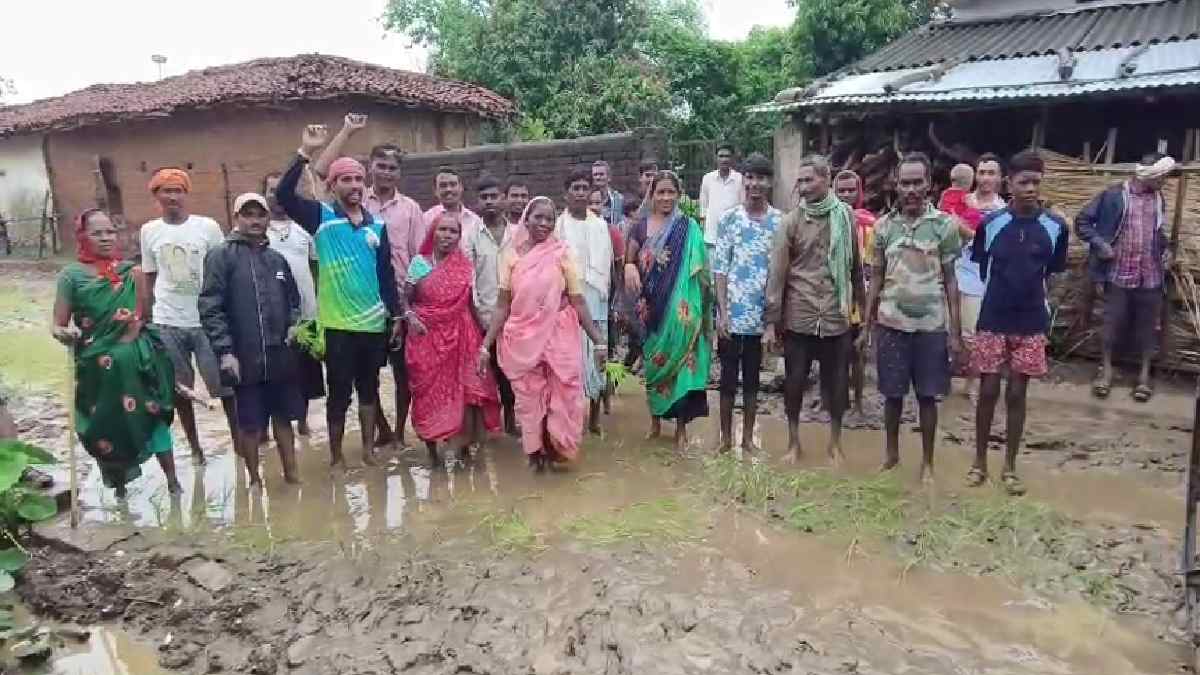 बालोद : कीचड़ भरी सड़क पर ग्रामीणों का अनोखा विरोध, सड़क पर ... - CG Sandesh