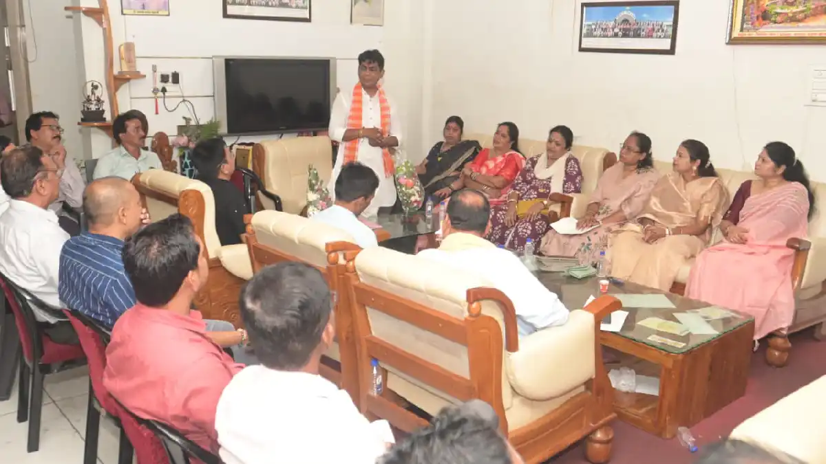 महासमुंद : विधायक ने ली पटवारियों की बैठक, राजस्व कार्यों मे... - CG Sandesh