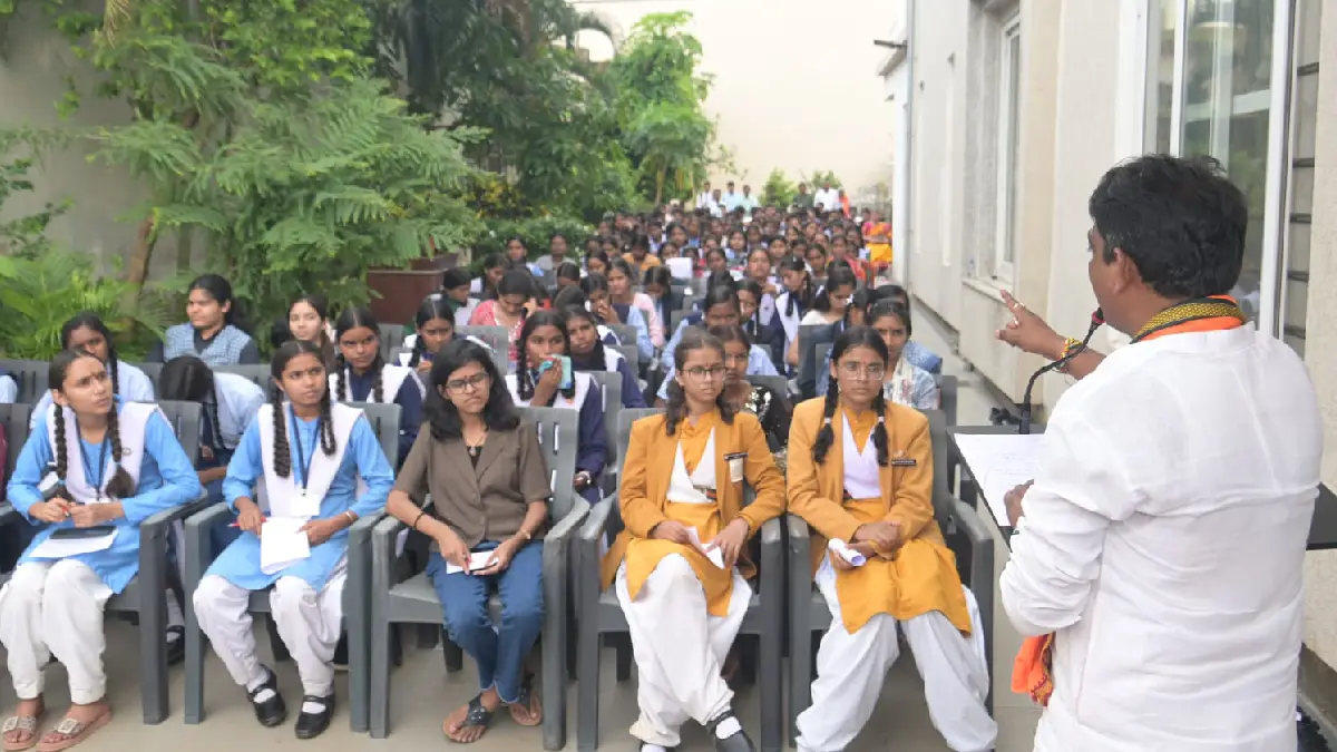 महासमुंद : मेधावी छात्र-छात्राओं का सम्मान कर विधायक योगेश्व... - CG Sandesh