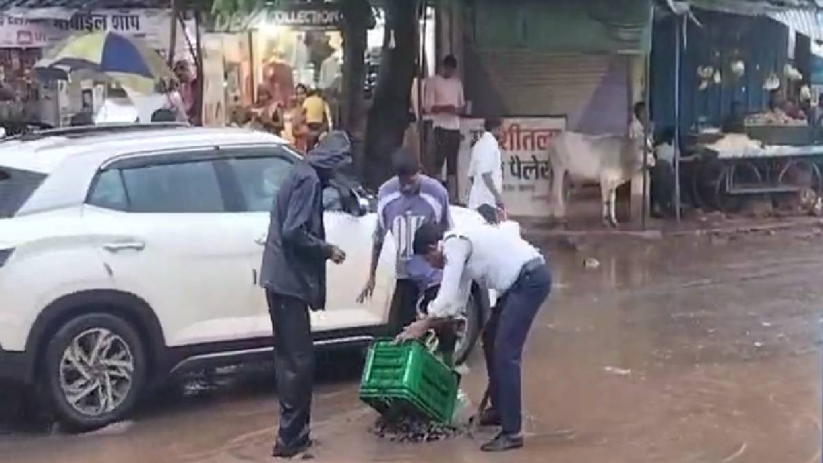 बारिश में गड्ढों का गढ़ बना खैरागढ़, सड़क के गड्ढे भरकर याता... - CG Sandesh