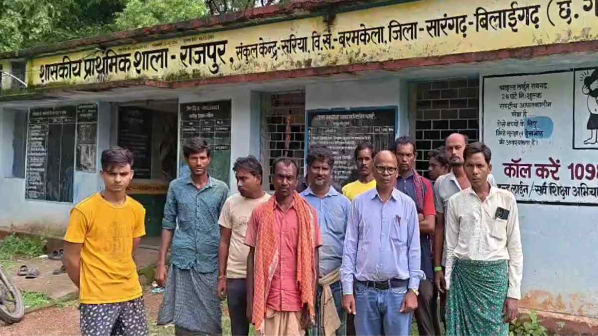 शराब के नशे में स्कूल पहुंचा प्रधान पाठक, ग्रामीणों ने की शि... - CG Sandesh