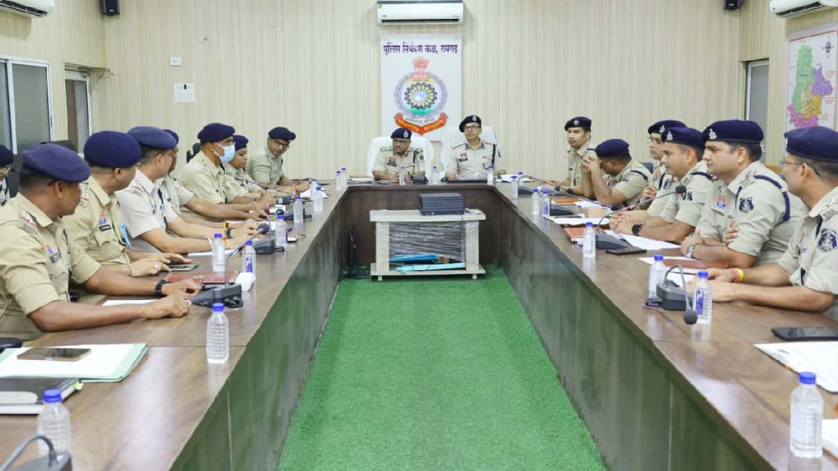 आईजीपी राम गोपाल गर्ग ने की पुलिसिंग की समीक्षा, समयबद्ध विव... - CG Sandesh