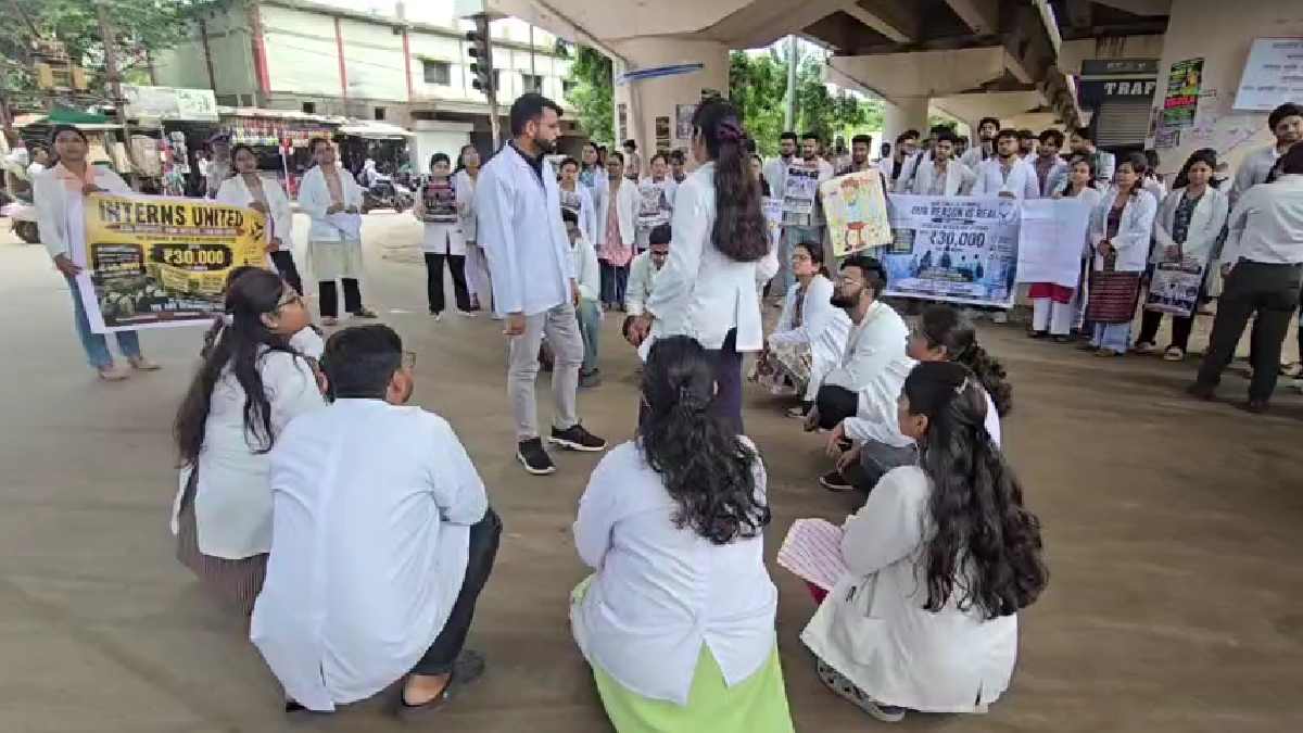 इंटर्न डॉक्टरों का आंदोलन उग्र, इमरजेंसी सेवा भी बंद; शहर मे... - CG Sandesh