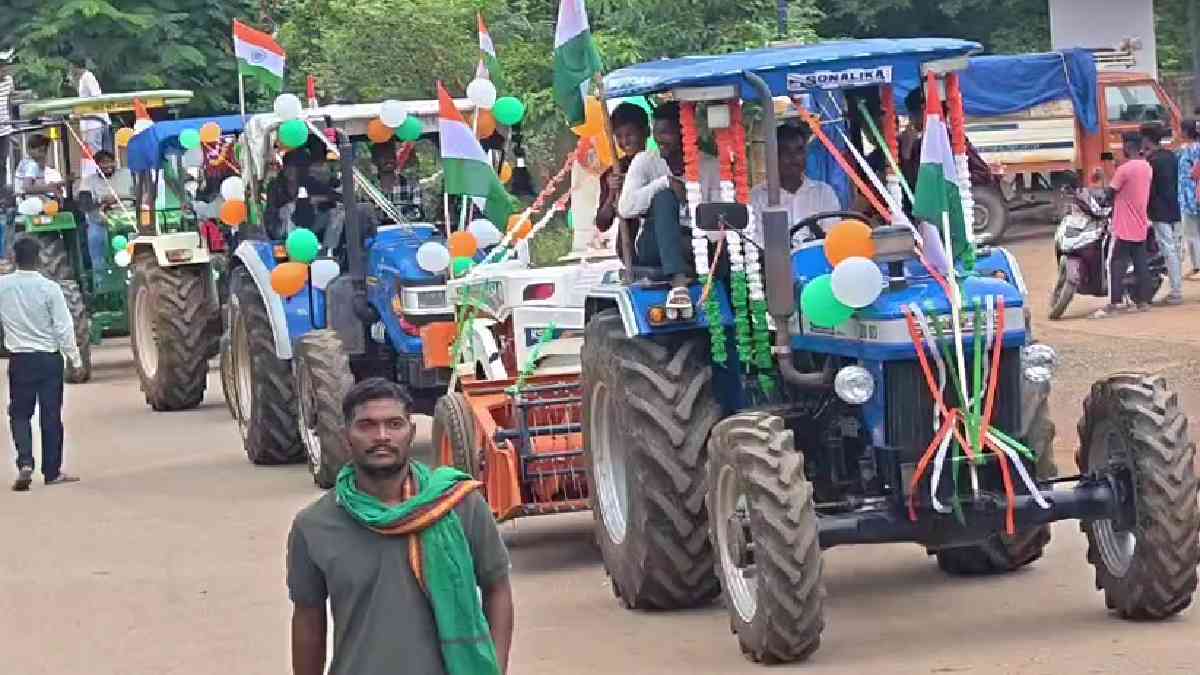 सरिया में किसानों ने निकाली ट्रैक्टर तिरंगा यात्रा - CG Sandesh