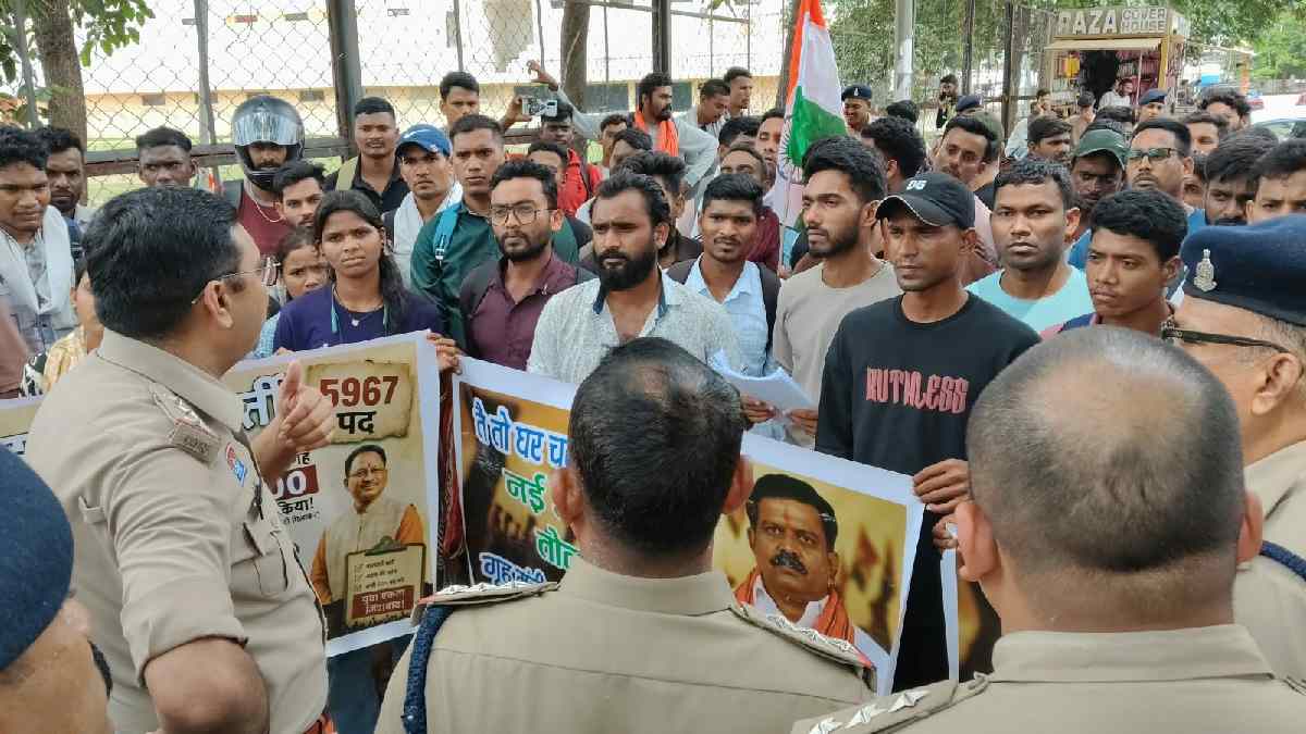पुलिस भर्ती को लेकर अभ्यर्थियों का प्रदर्शन, रिक्त पदों पर भ... - CG Sandesh