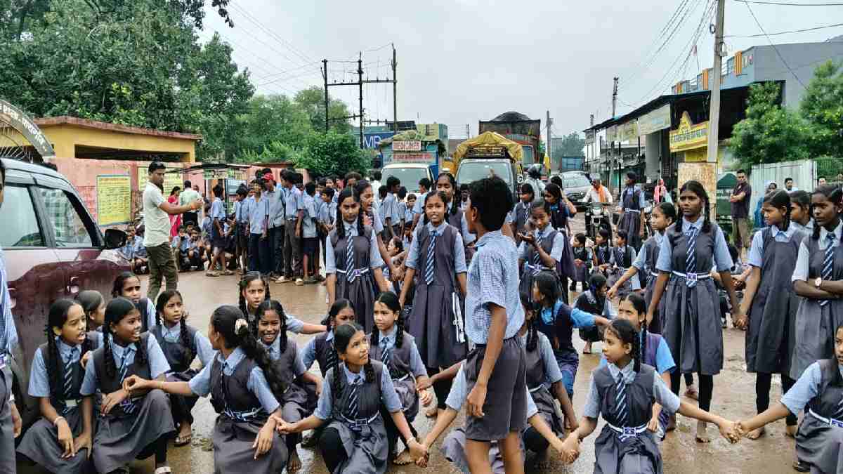 अभनपुर में छात्रों का विरोध, स्कूल में जड़ा ताला - CG Sandesh