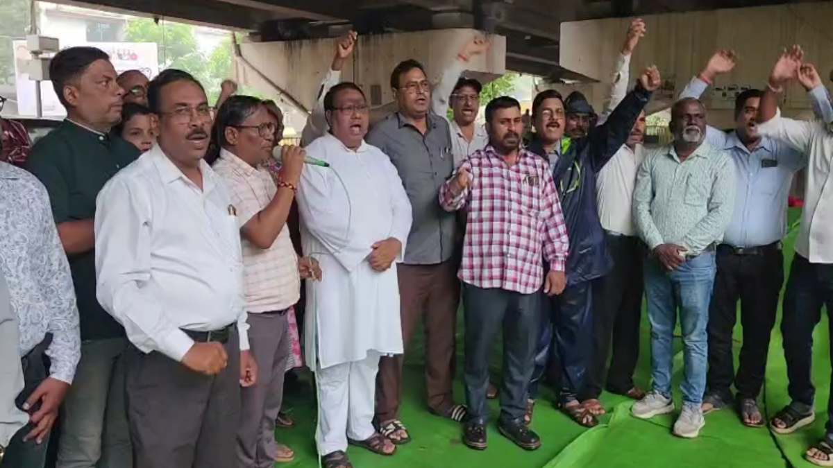 टीईटी की अनिवार्यता के विरोध में शिक्षकों का धरना, सेवा सुरक... - CG Sandesh