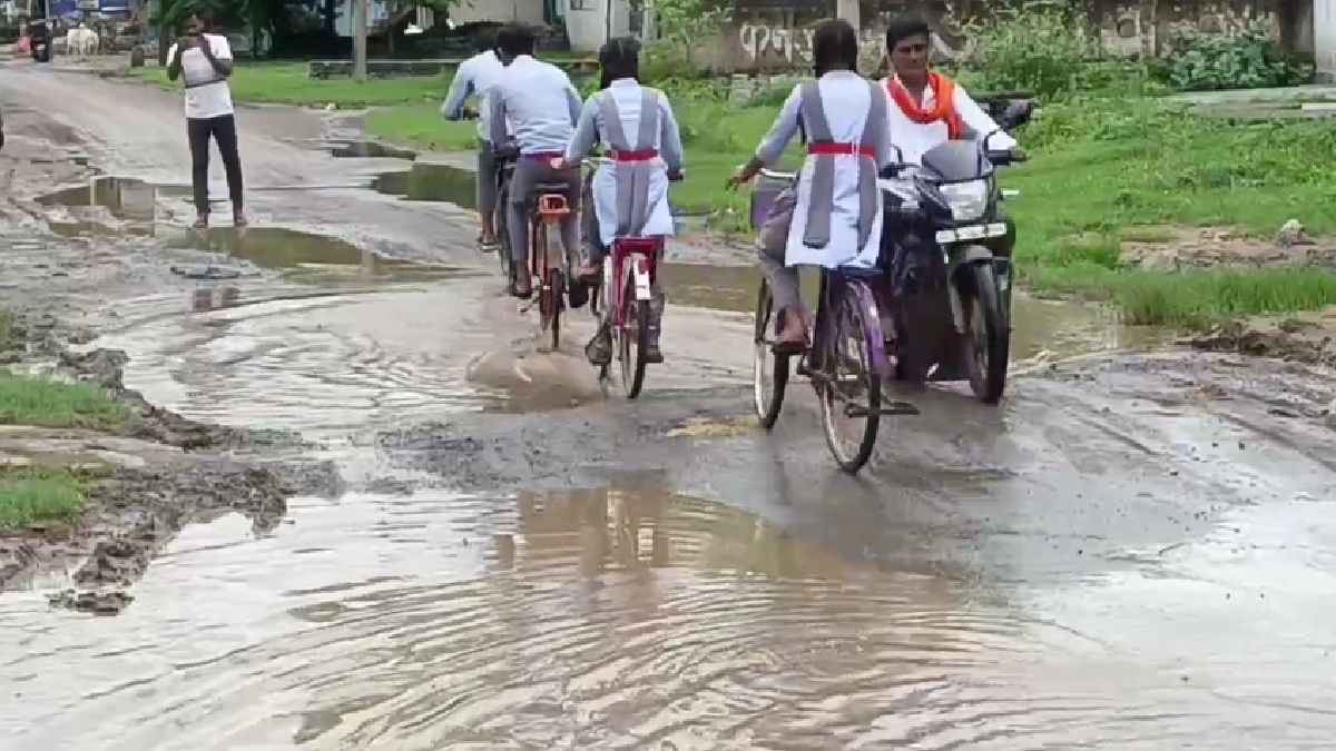12 किलोमीटर की सड़क में गड्ढों की भरमार, सालों से अधूरा निर्... - CG Sandesh