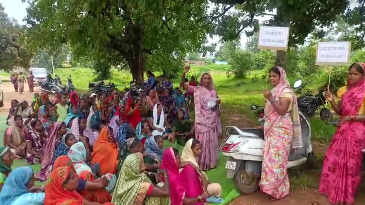 स्कूल भवन की मांग को लेकर ग्रामीणों का हल्लाबोल, तालाबंदी कर... - CG Sandesh