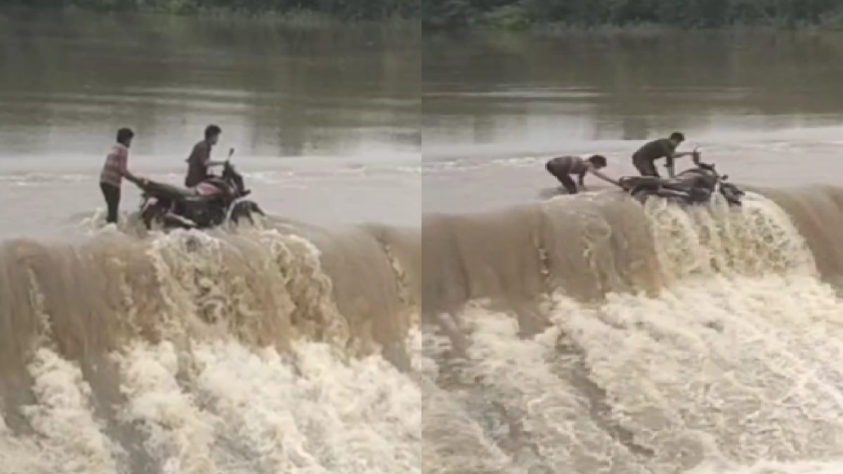 बाइक समेत नदी में बहे दो युवक, स्थानीय लोगों ने बचाई जान - CG Sandesh