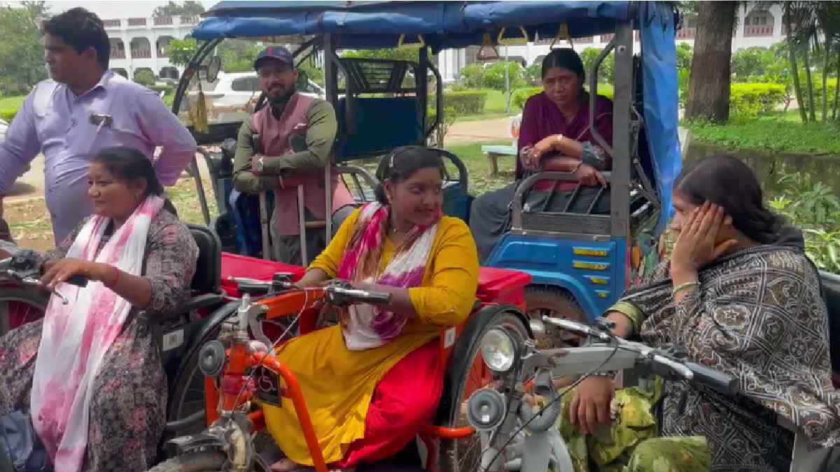 बैटरी चलित ट्राइसिकल की गुणवत्ता पर सवाल, दिव्यांगजनों ने कल... - CG Sandesh