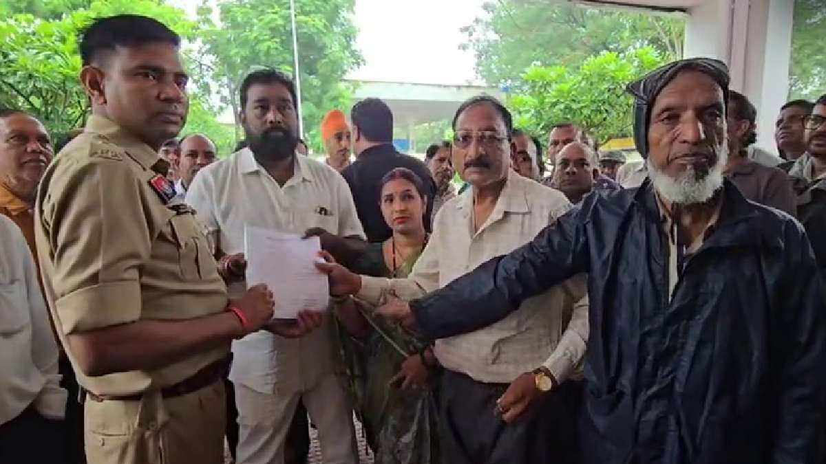 बरसते पानी में SP कार्यालय पहुंचे वार्डवासी, आम रास्ता बंद क... - CG Sandesh